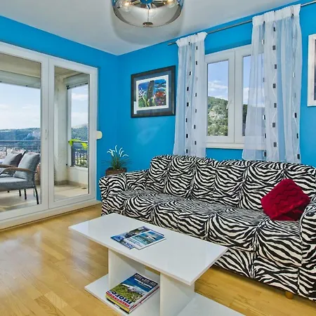 Bright, Stylish +parking Apartment